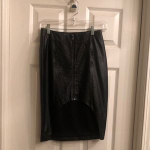 🖤 High-low black faux leather skirt